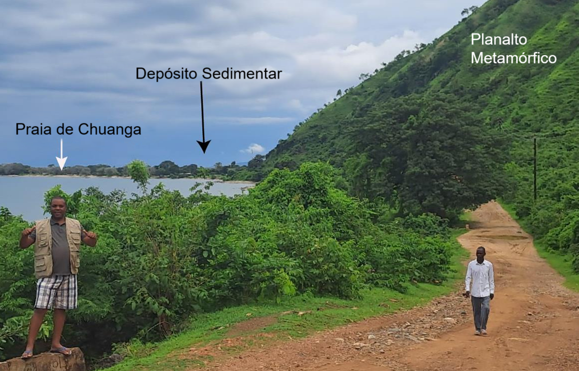 Representação das condições fisiográficas ilustrando o terreno elevado composto por rochas metamórficas ao redor do Lago Niassa, destacando a localização da Praia de Chuanga, situada em uma área relativamente baixa.